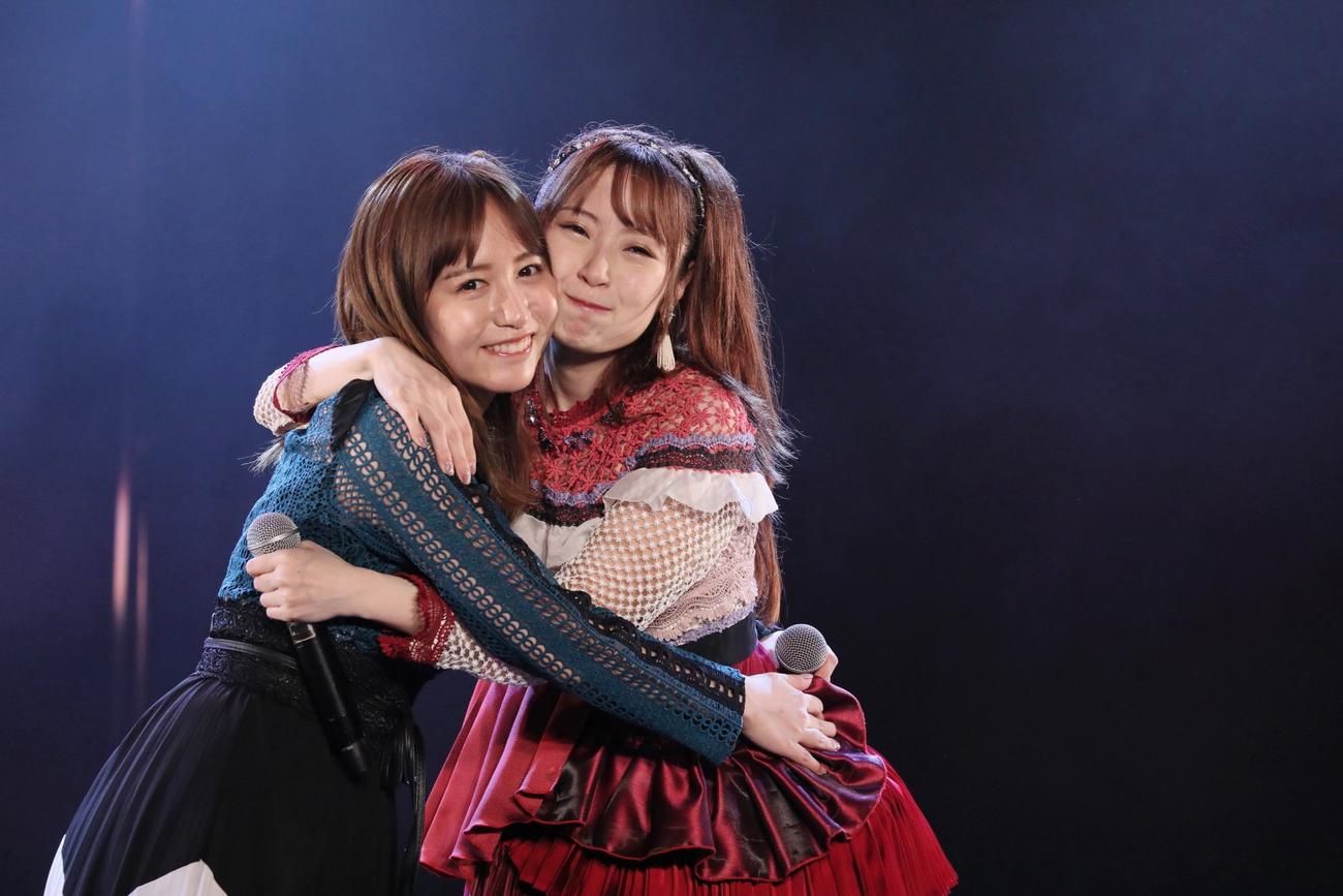 卒業公演で大場美奈（左）と笑顔のSKE48高柳明音（C）2021 Zest,Inc.