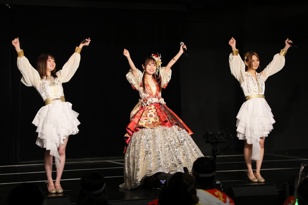 卒業公演でファンにあいさつするSKE48高柳明音（中央）。左は江籠裕奈、右は古畑奈和（C）2021 Zest,Inc.