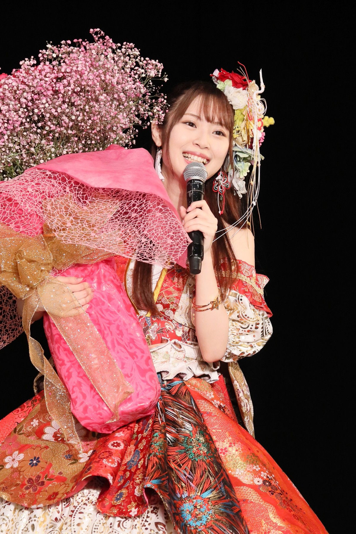 卒業公演でファンから贈られた花束を手に笑顔のSKE48高柳明音（C）2021 Zest,Inc.