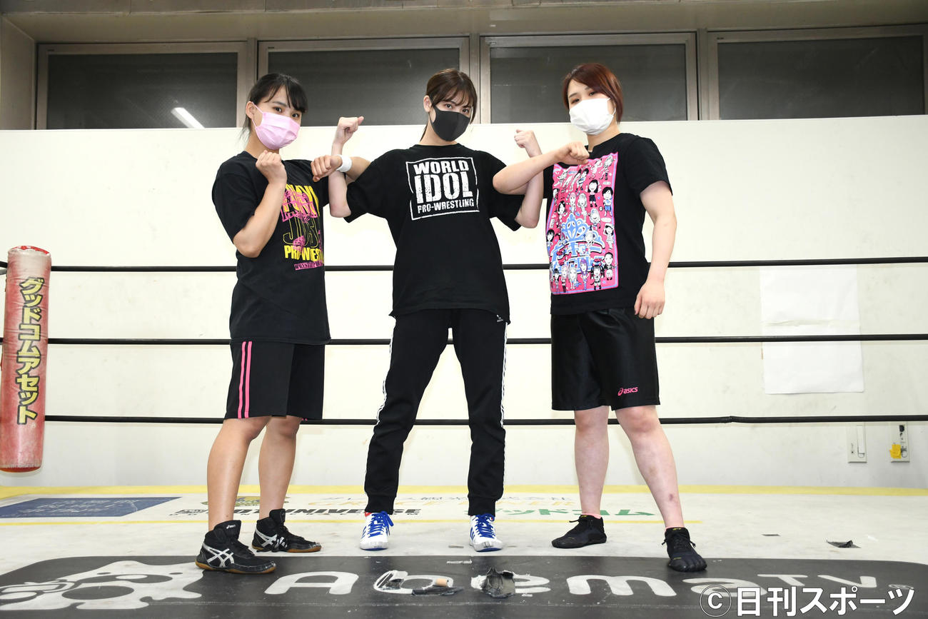 「東京女子プロレス」でのデビュー戦に向けて練習を公開した、左から渡辺未詩、SKE48荒井優希、山下実優（撮影・大友陽平）