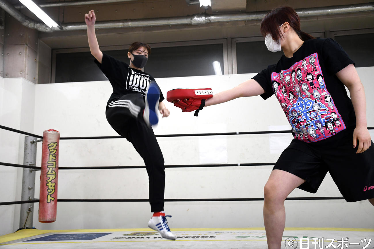 「東京女子プロレス」でのデビュー戦に向けて練習を公開し得意のかかと落としを見せる荒井優希（撮影・大友陽平）