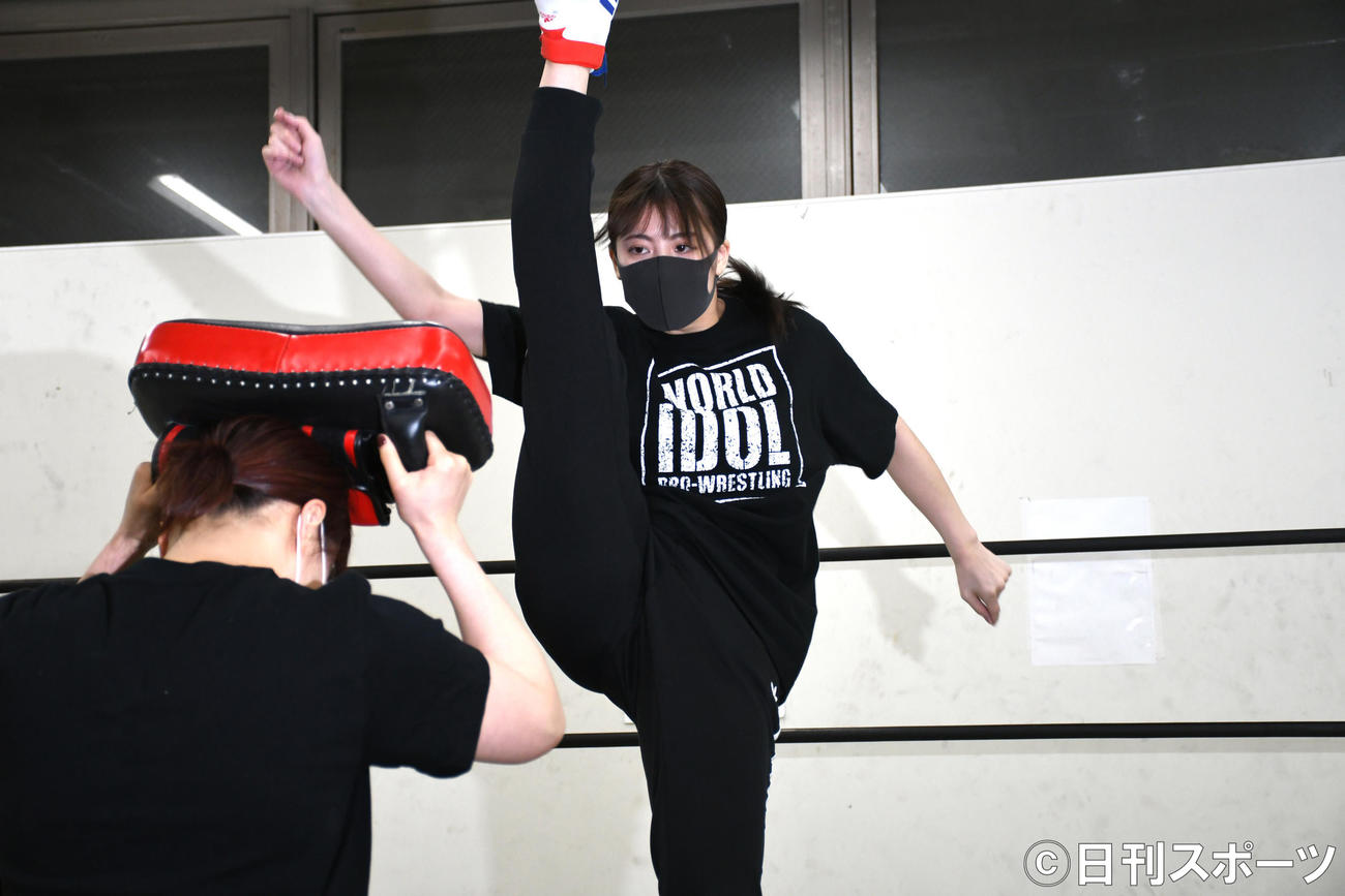「東京女子プロレス」でのデビュー戦に向けて練習を公開し得意のかかと落としを見せる荒井優希（撮影・大友陽平）