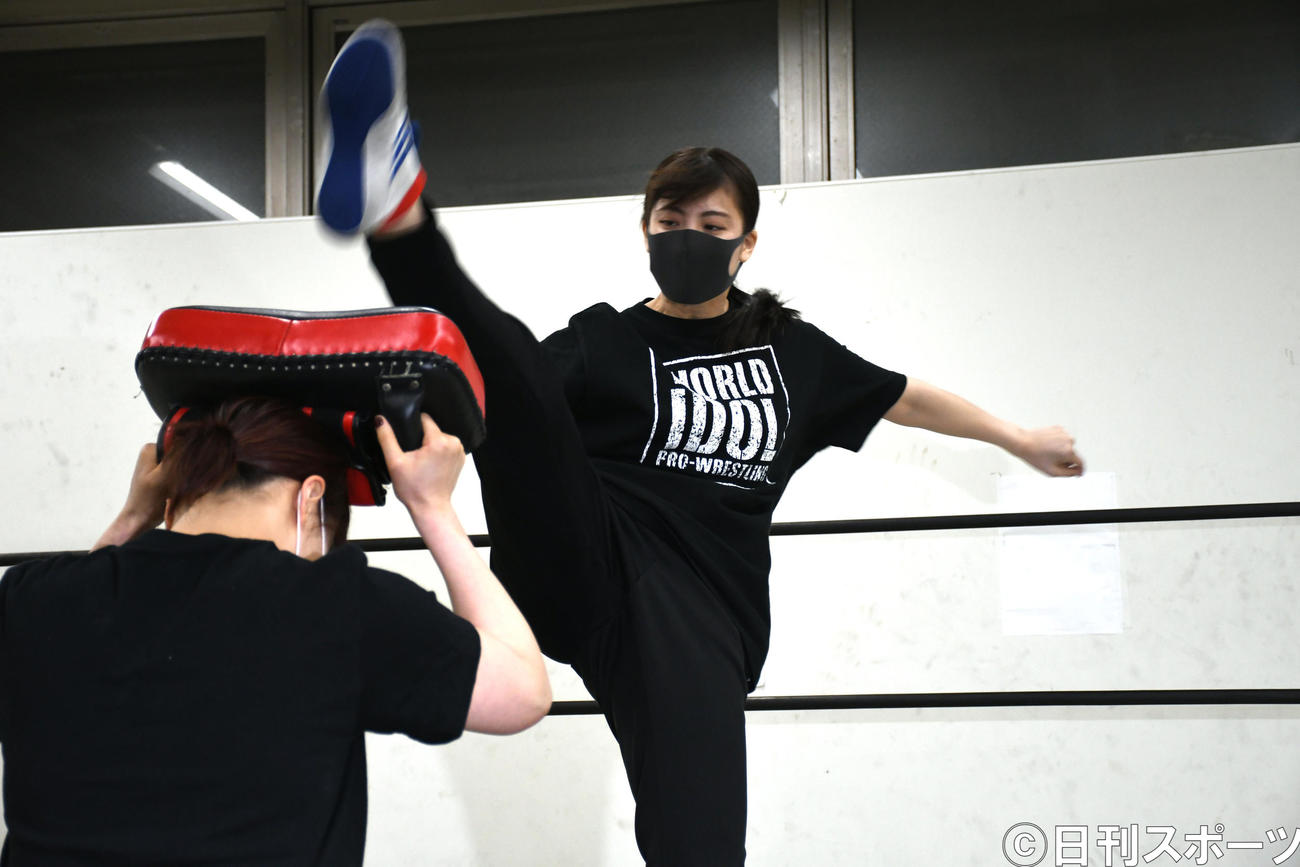 「東京女子プロレス」でのデビュー戦に向けて練習を公開し得意のかかと落としを見せる荒井優希（撮影・大友陽平）