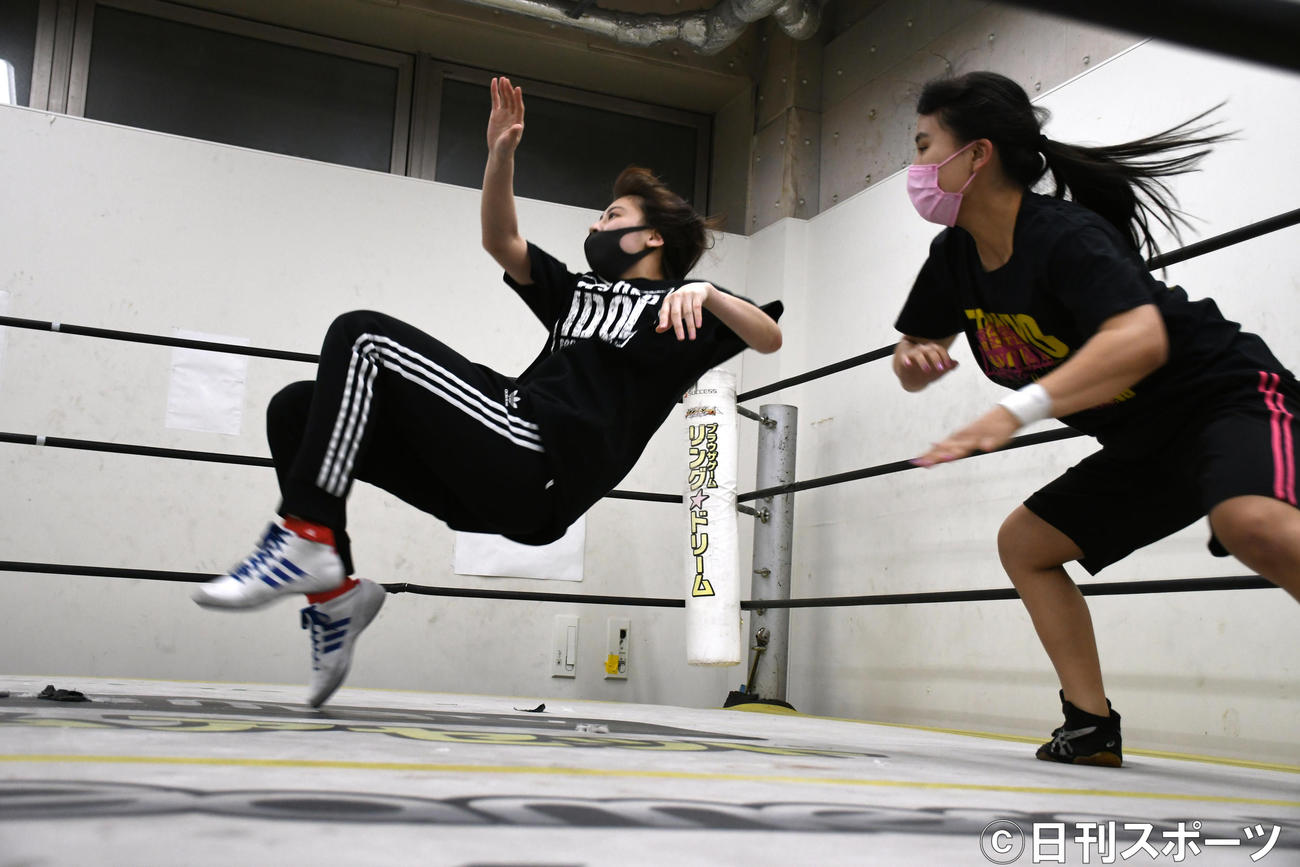 「東京女子プロレス」でのデビュー戦に向けて練習を公開し受け身をとる荒井優希（撮影・大友陽平）