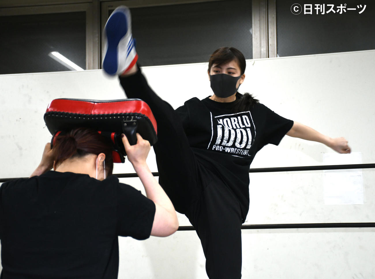 練習を公開し、かかと落としを見せる荒井優希（撮影・大友陽平）
