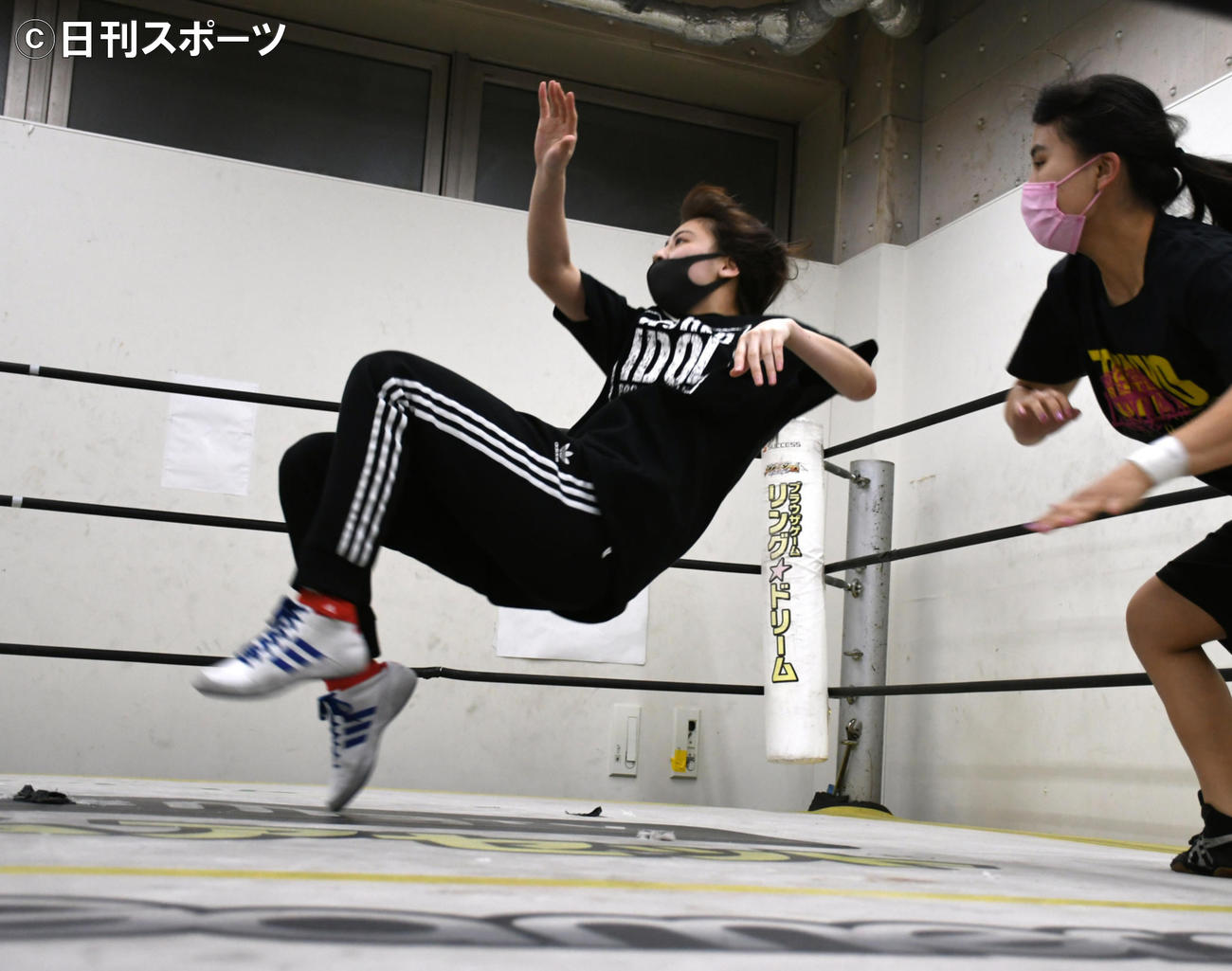 デビュー戦に向けて練習を公開し、受け身をとる荒井優希（撮影・大友陽平）