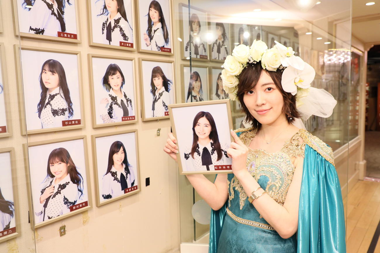 卒業公演を終えて劇場の壁掛け写真を外すSKE48松井珠理奈