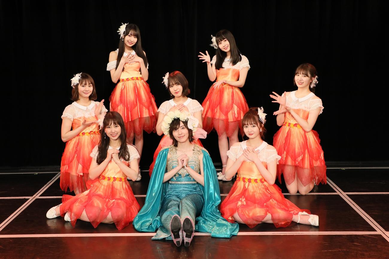 松井珠理奈（前列中央）の卒業公演に出演したSKE48の、前列左から熊崎晴香、1人おいて江籠裕奈、中列左から松本慈子、福士奈央、菅原茉椰、後列左から野村実代、井上瑠夏