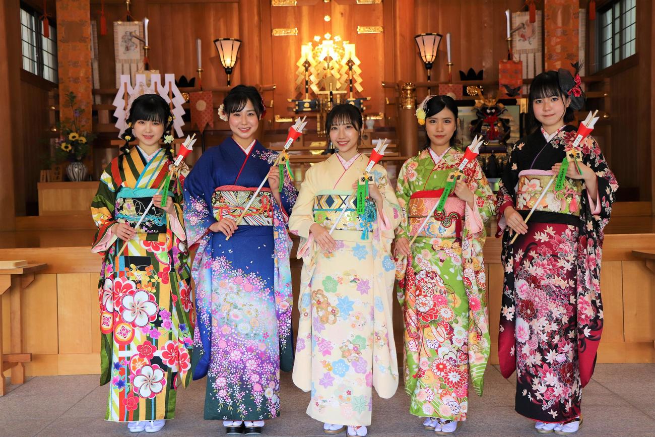 約4カ月遅れの「成人奉告祭」を行ったSTU48の、左から鈴木彩夏、兵頭葵、薮下楓、渡辺菜月、宗雪里香（c）STU