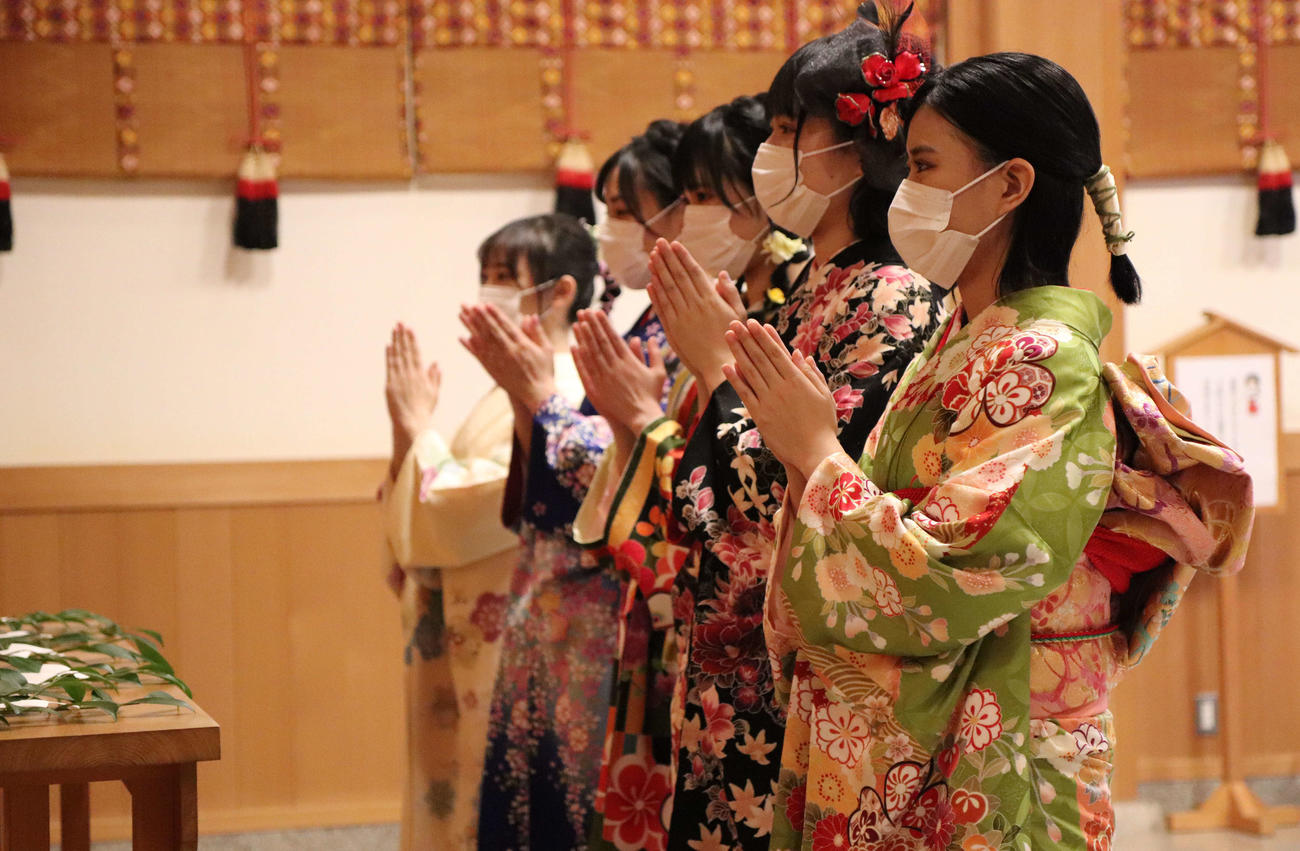 約4カ月遅れの「成人奉告祭」を行ったSTU48メンバー（c）STU