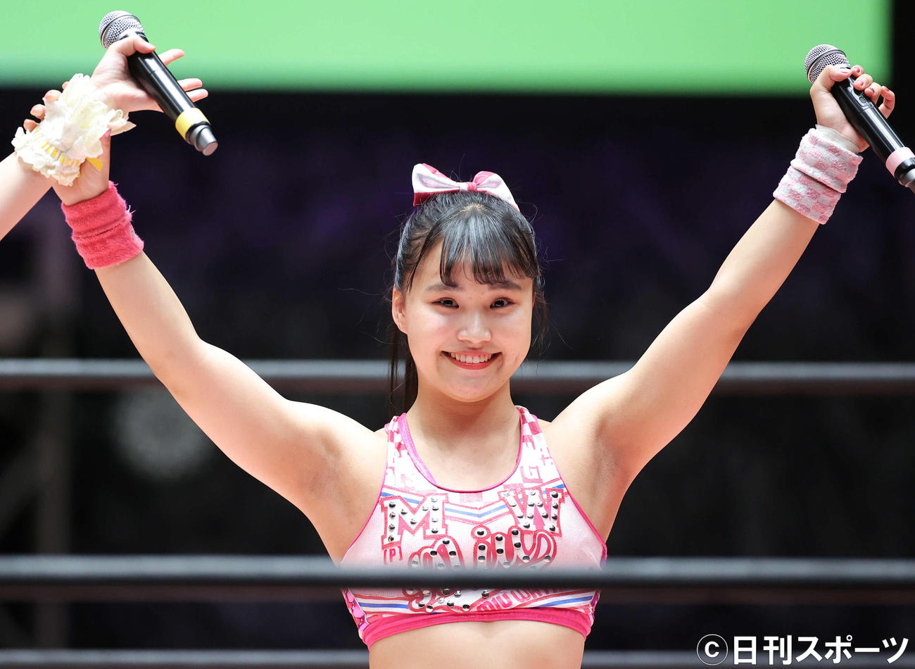 オープニングでリングに上がるアップアップガールズの渡辺未詩（撮影・河田真司）