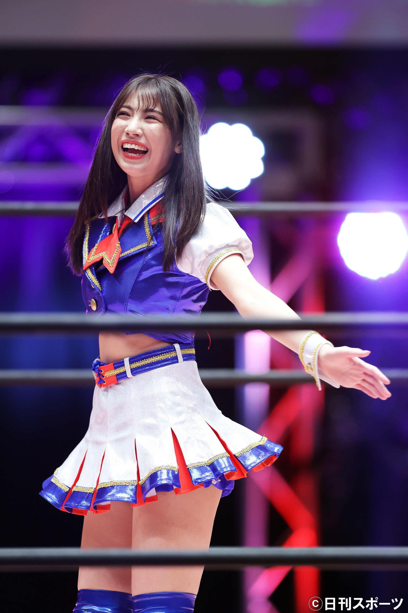 デビュー戦を迎えたSKE48荒井優希は、リングに上がり笑顔を見せる（撮影・河田真司）