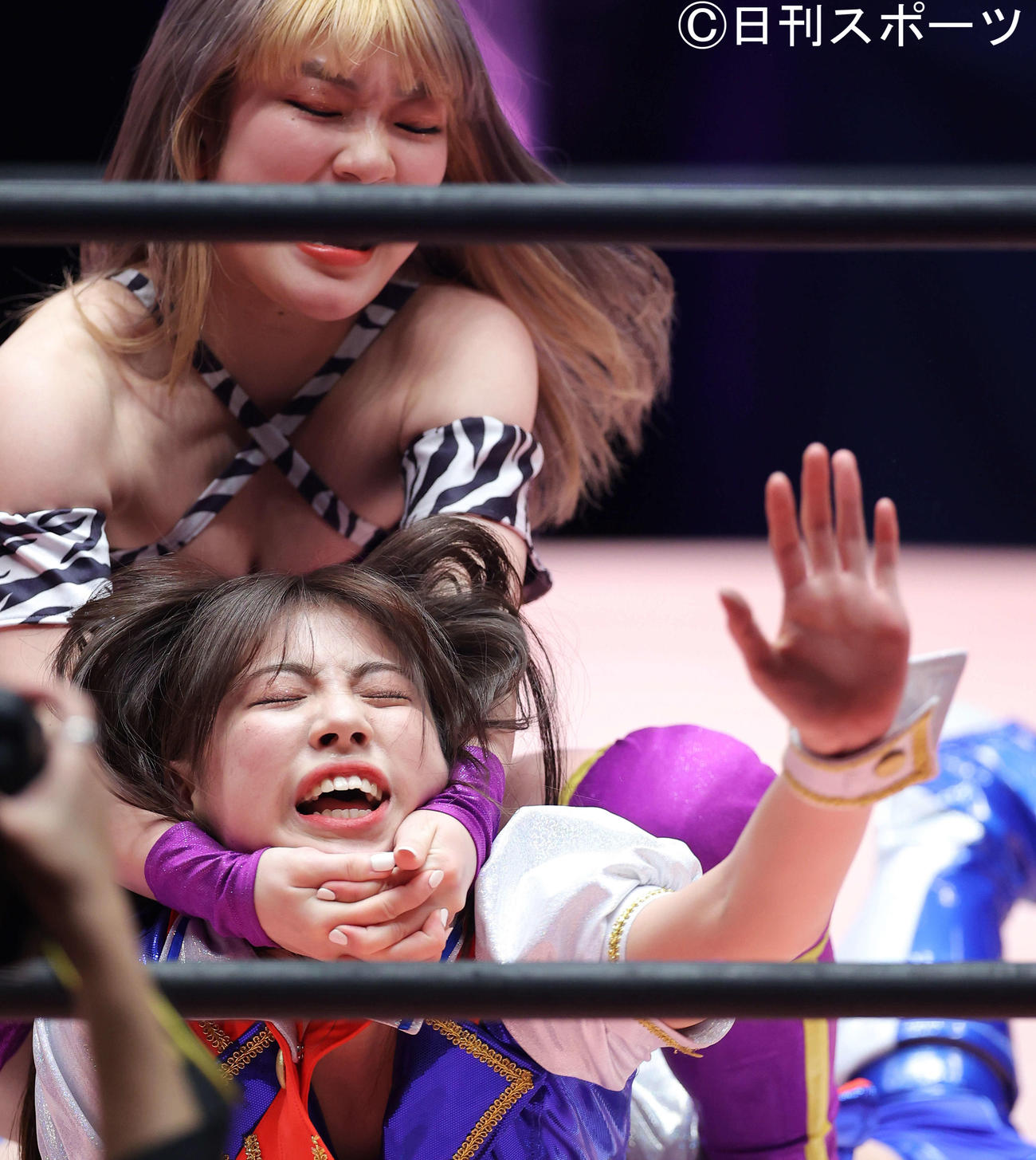 遠藤有栖（奥）に首を絞められ、ロープに手を掛けようとする荒井優希（撮影・河田真司）