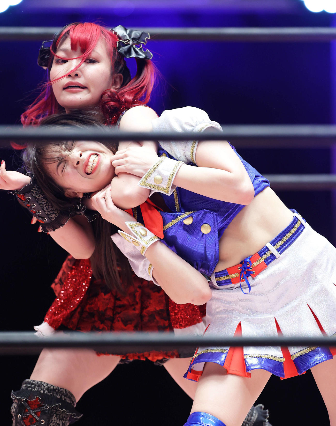 荒井優希（手前）の首を絞めながら攻める伊藤麻希（撮影・河田真司）