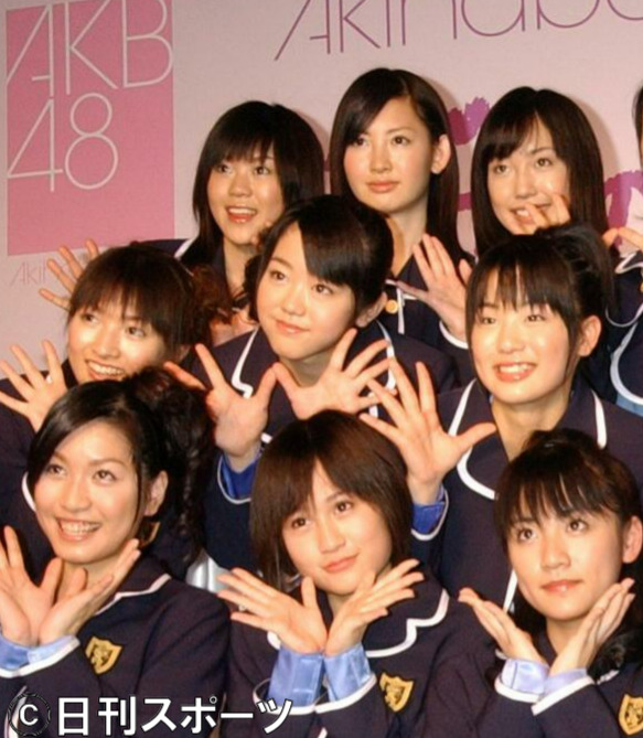CDデビューするAKB48。中央は峯岸みなみ＝06年2月