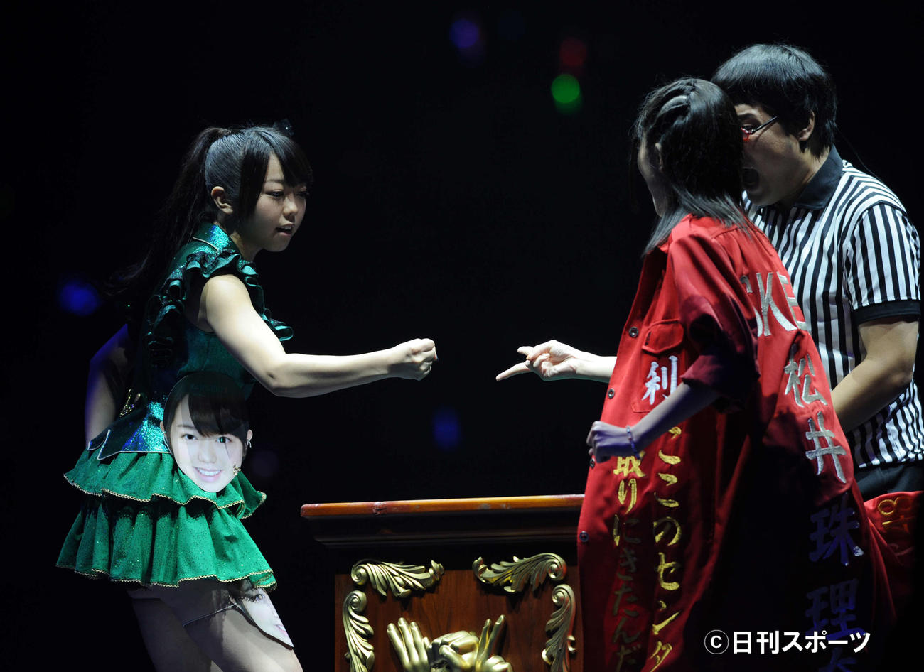 じゃんけん大会3回戦　峯岸みなみ(左)は松井珠理奈に勝ち選抜メンバーに入る＝11年9月