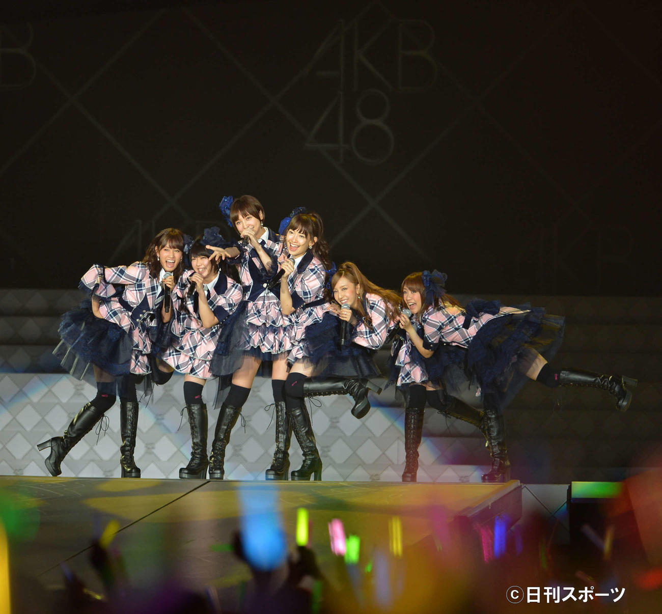 「AKB48 in TOKYO DOME　～1830mの夢～」で熱唱するAKB48の、左から前田敦子、峯岸みなみ、篠田麻里子、小嶋陽菜、板野友美、高橋みなみ＝12年8月