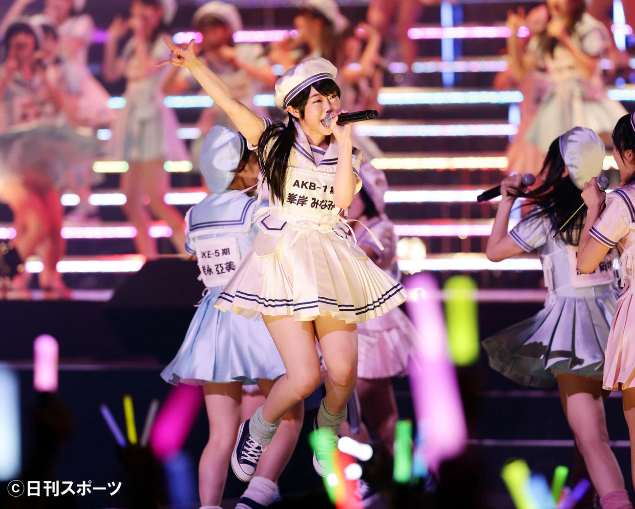「AKB48グループ研究生コンサート　～推しメン早い者勝ち～」　元気いっぱいのステージを見せる峯岸みなみ＝13年6月