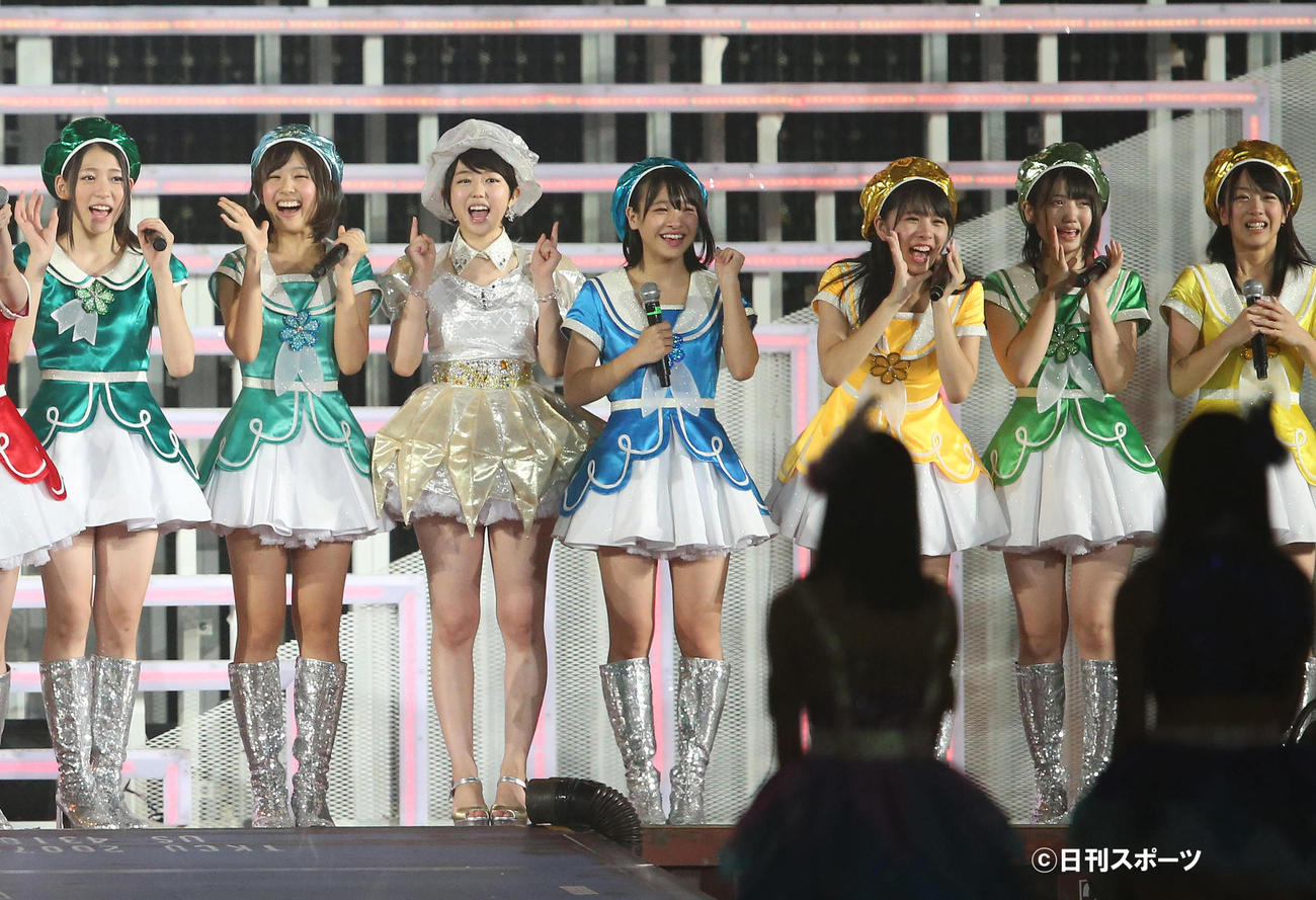 昇格メンバーに選ばれた、左から茂木忍、内山奈月、峯岸みなみ、橋本耀、岡田彩花、村山彩希、篠崎彩奈＝13年8月