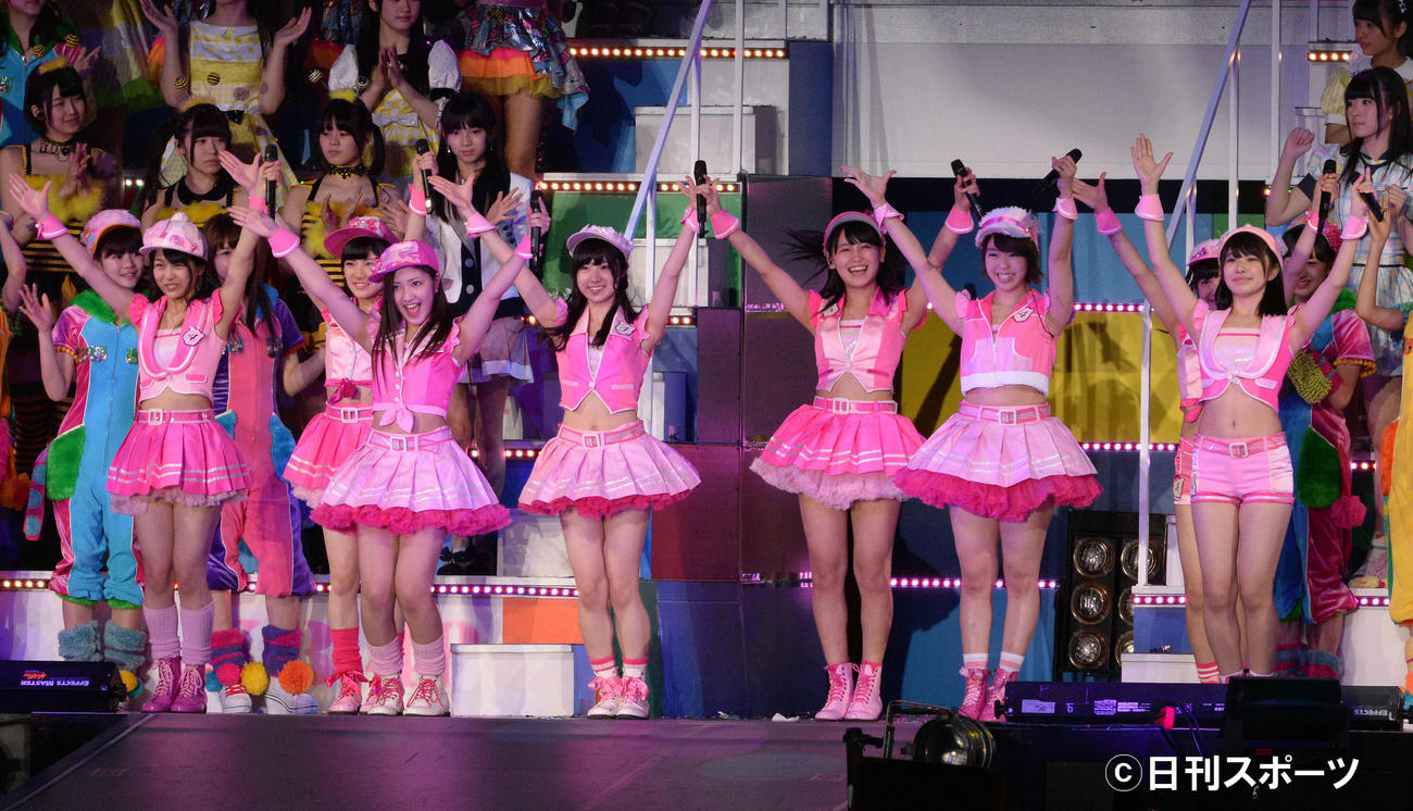「AKB48　リクエストアワーセットリストベスト200」1位「清純フィロソフィー」を歌うAKB48チーム4＝14年4月