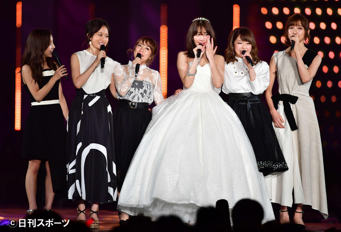 「こじまつり～小嶋陽菜感謝祭～」で「夕陽を見ているか？」を熱唱する、左から板野友美、前田敦子、高橋みなみ、小嶋陽菜、峯岸みなみ、篠田麻里子＝17年2月