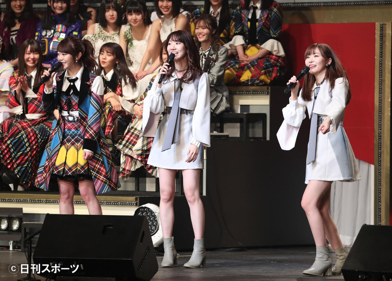 MCで会場を盛り上げる左から峯岸みなみ、柏木由紀、指原莉乃＝19年1月