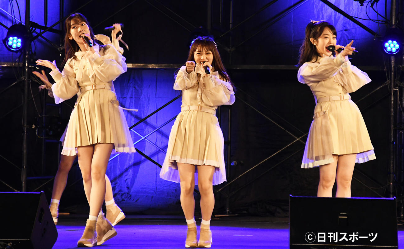 AKB48全国握手会「オンラインお話し会＆配信ライブ」　左から柏木由紀、向井地美音、峯岸みなみ＝20年10月