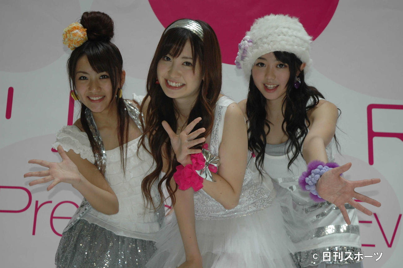 お披露目イベントを行った「ノースリーブス」高橋みなみ、小嶋陽菜、峯岸みなみ＝08年10月