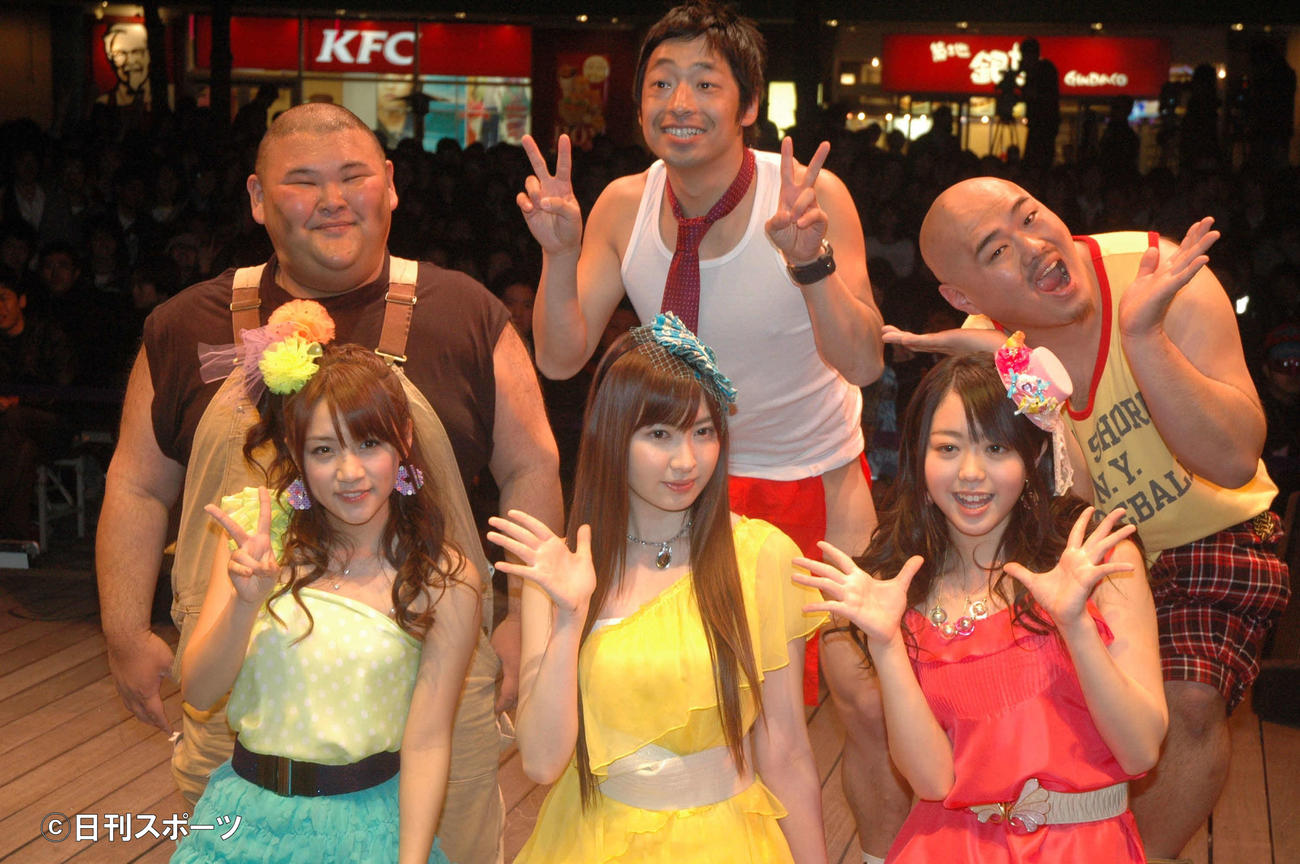 新曲「タネ」発売記念イベント　前列左からノースリーブスの高橋みなみ、小嶋陽菜、峯岸みなみ。後列はサプライズゲストの左から安田大サーカスのHIRO、団長、クロちゃん＝09年3月