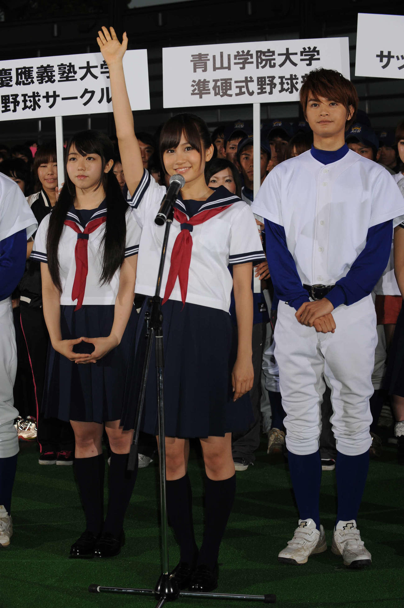 映画「もしドラ」の試写会で宣誓する前田敦子（中央）。左は峯岸みなみ、右は瀬戸康史＝11年5月