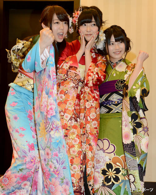 成人式　左から峯岸みなみ、指原莉乃、横山由依は記念撮影終了後も笑顔でポーズ＝13年1月