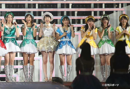 昇格メンバーに選ばれた、左から茂木忍、内山奈月、峯岸みなみ、橋本耀、岡田彩花、村山彩希、篠崎彩奈＝13年8月