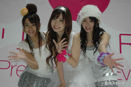お披露目イベントを行った「ノースリーブス」高橋みなみ、小嶋陽菜、峯岸みなみ＝08年10月