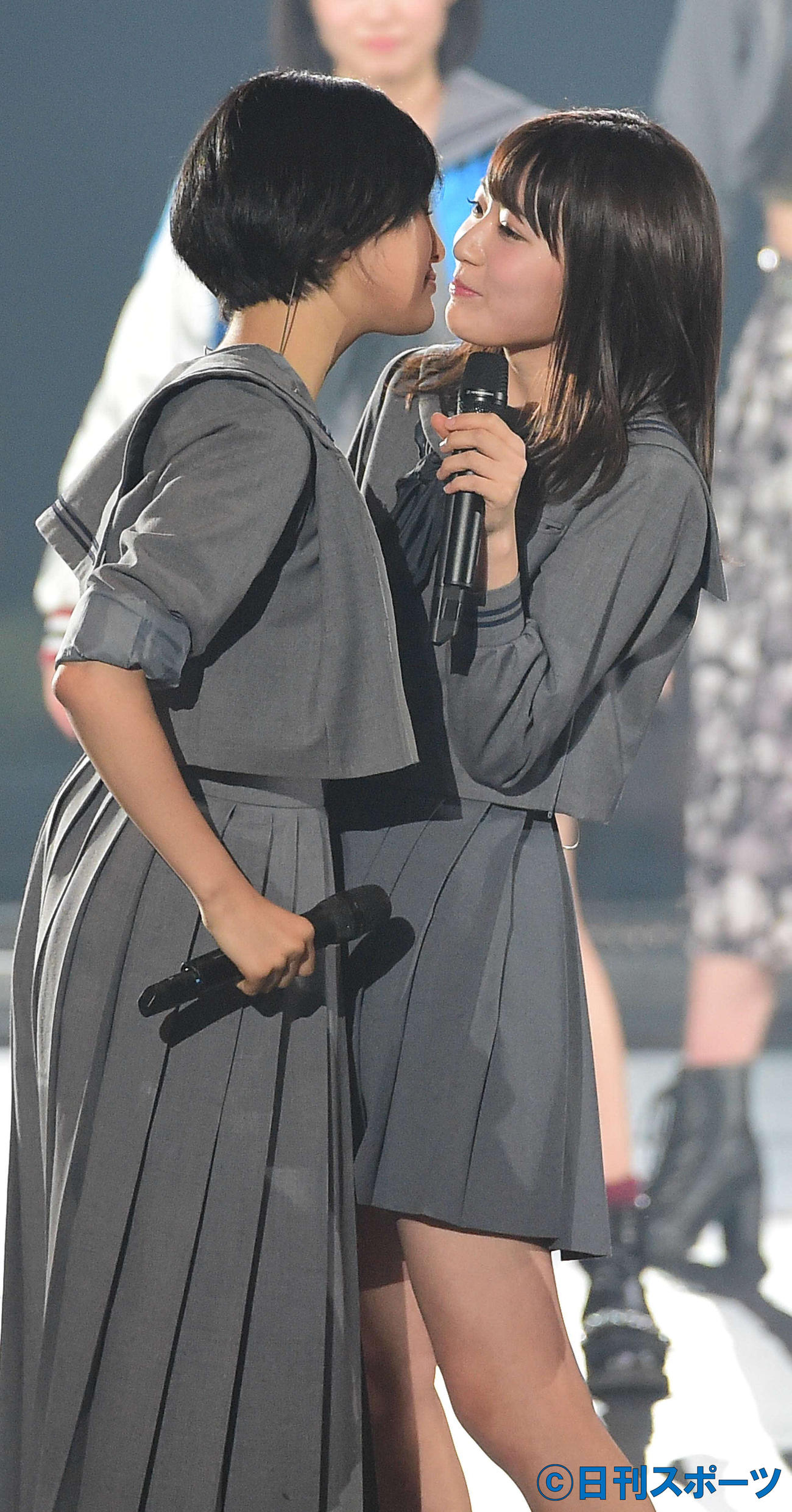 寸劇コーナーでキスする兒玉遥（左）と宮脇咲良（2016年2月24日撮影）