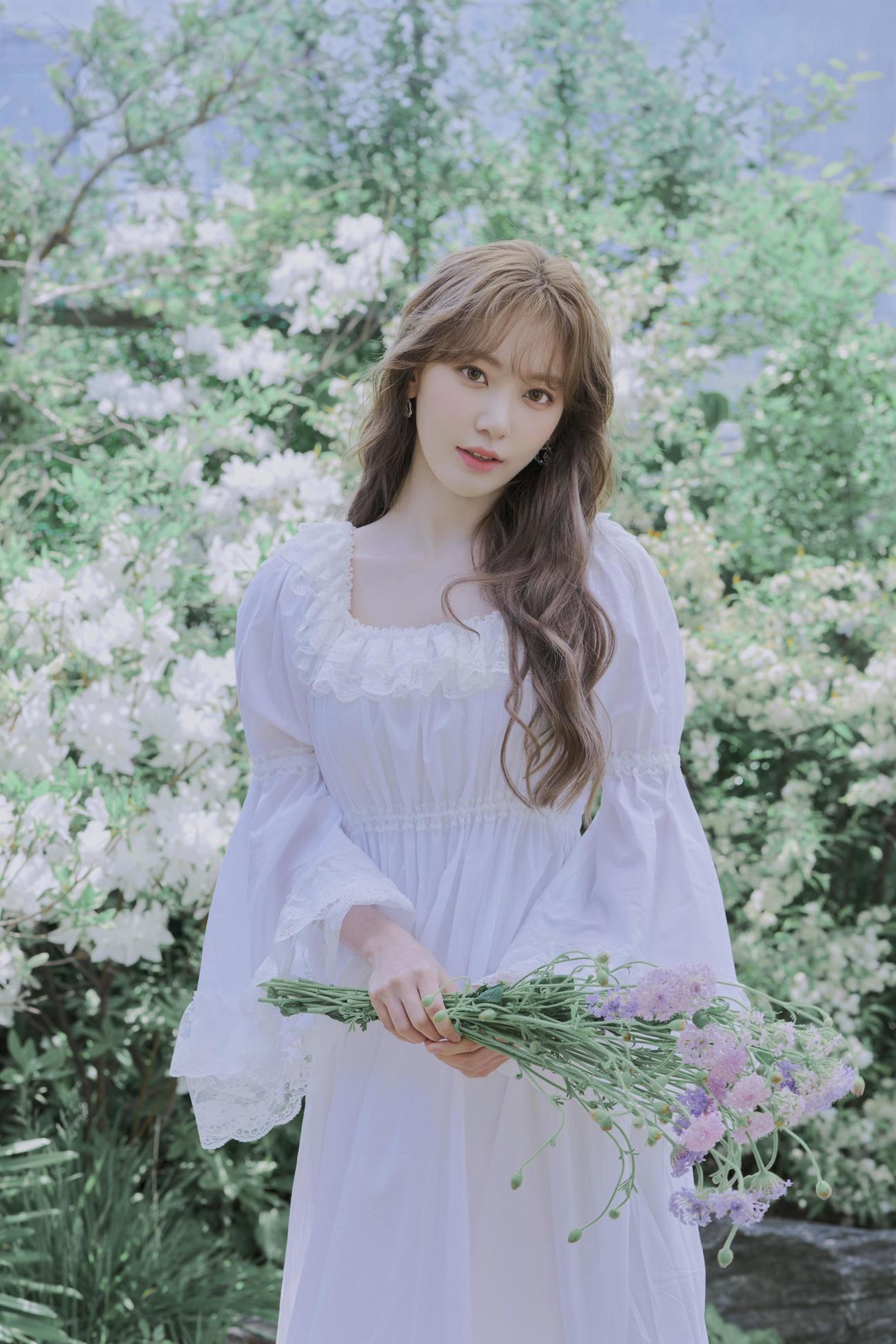卒業記念ブックレット「SAKURA MIYAWAKI“Graduation Visual Booklet”」を発売するHKT48宮脇咲良（C）Mercury
