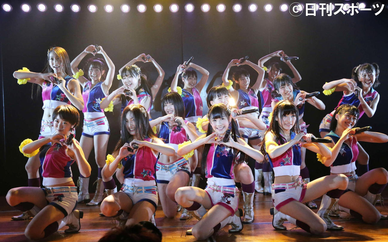 峯岸みなみ（前列左端）をキャプテンに始動したAKB48チーム4（13年11月3日撮影）