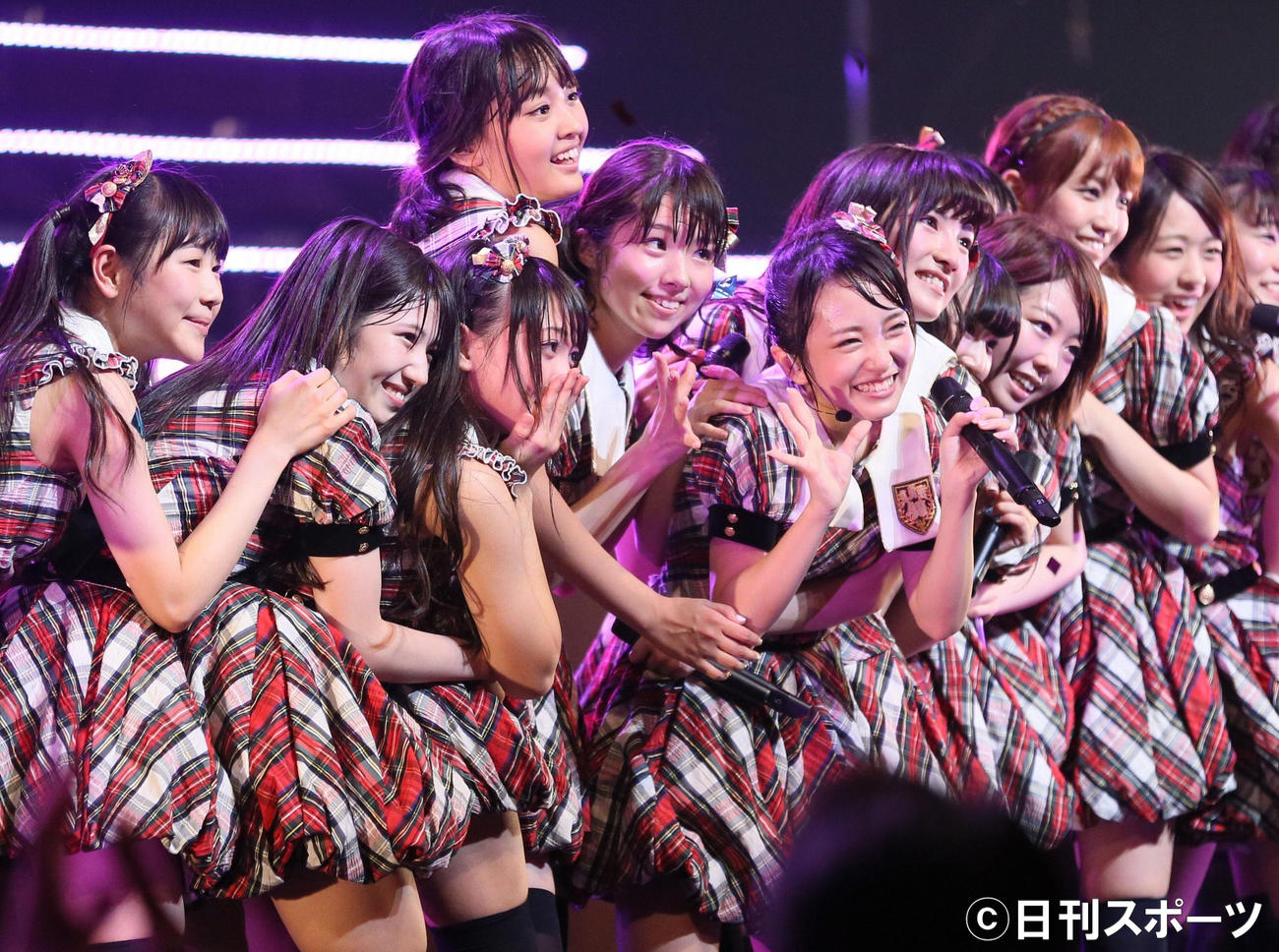 AKB48全国ツアー2014和歌山公演での峯岸チーム4。左から西野未姫、村山彩希、木崎ゆりあ、前田美月、岩立沙穂、向井地美音、岡田奈々、峯岸みなみ、加藤玲奈、篠崎彩奈（14年7月21日撮影）