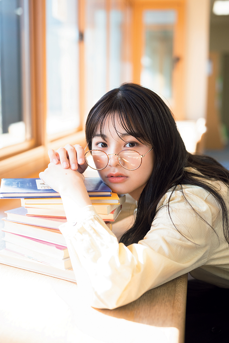ファースト写真集「ずっと、会いたかった」が好評発売中の本間日陽