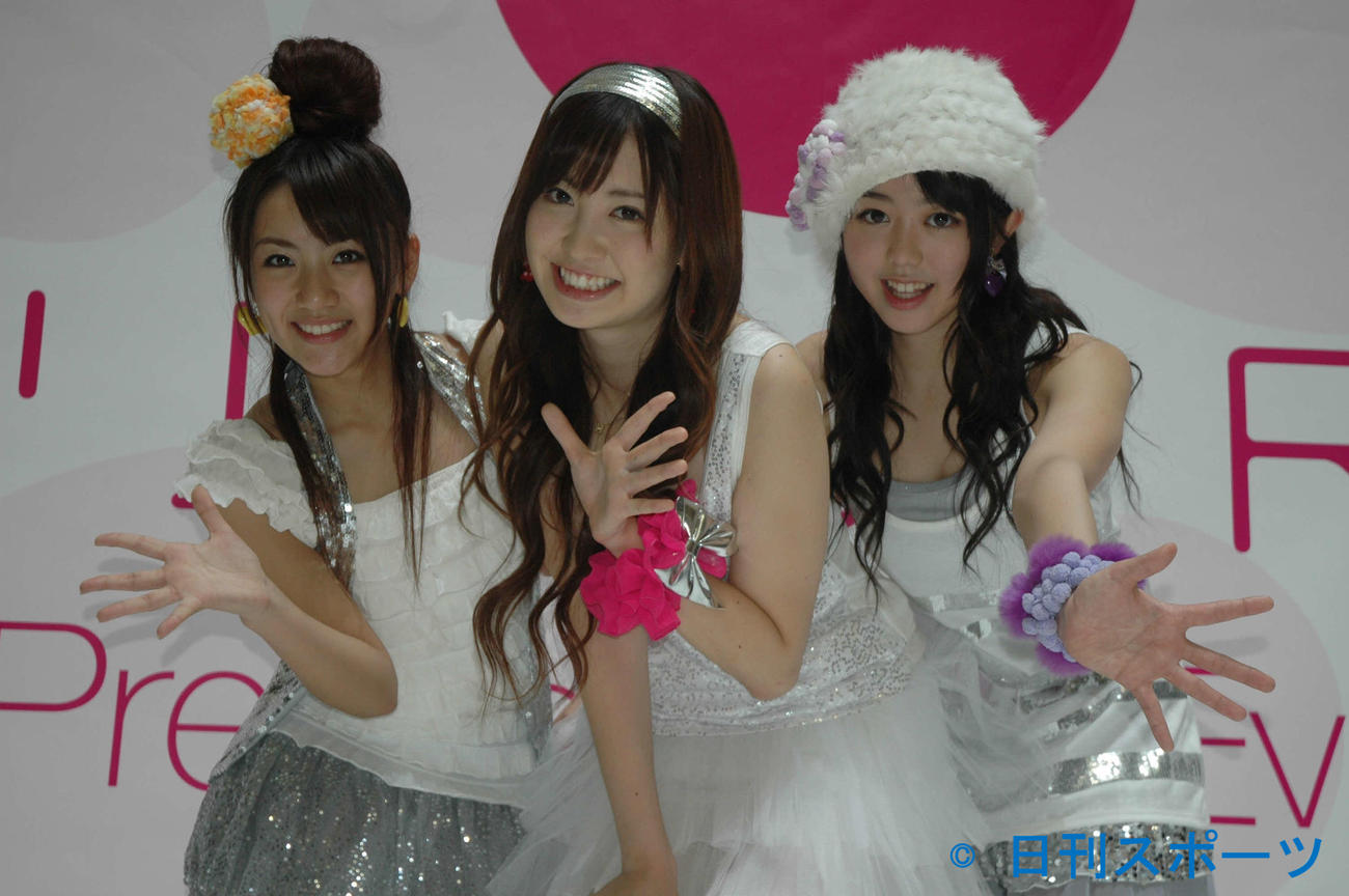 08年10月、AKB48チームAから結成され、お披露目イベントを行った3人組のユニット「ノースリーブス」の高橋みなみ（左）と小嶋陽菜（中央）峯岸みなみ（右）