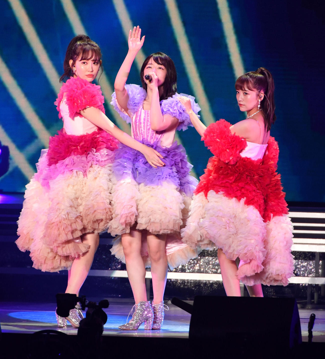 卒業コンサートで歌う左から小嶋陽菜、峯岸みなみ、高橋みなみ（撮影・柴田隆二）