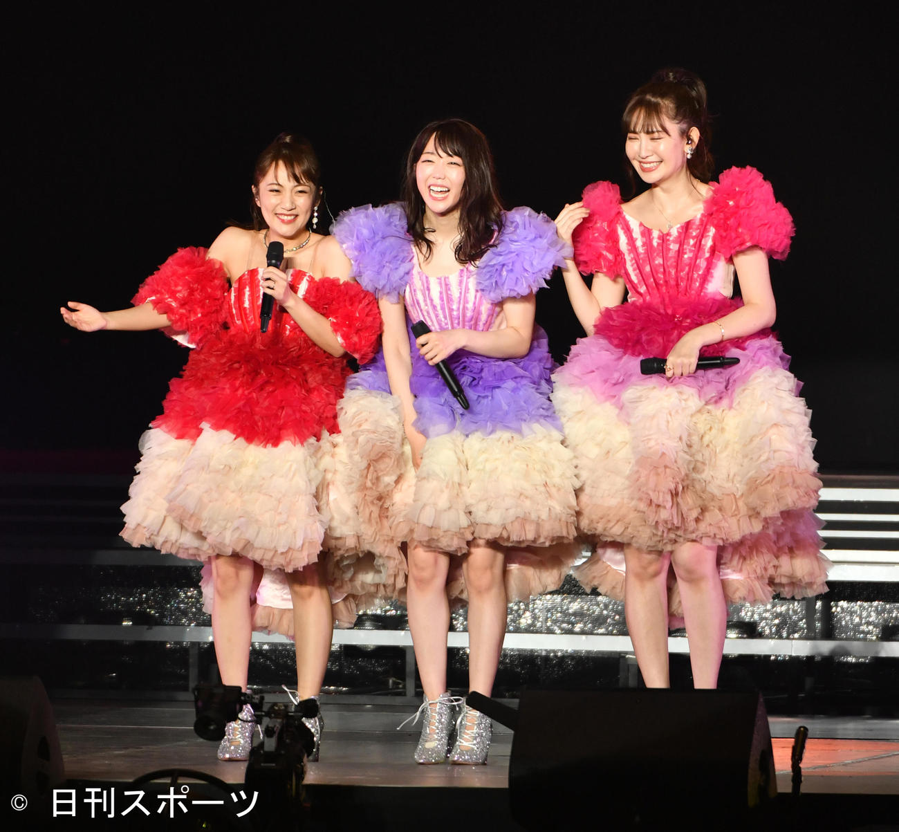笑顔で歌う、左から高橋みなみ、峯岸みなみ、小嶋陽菜（撮影・柴田隆二）