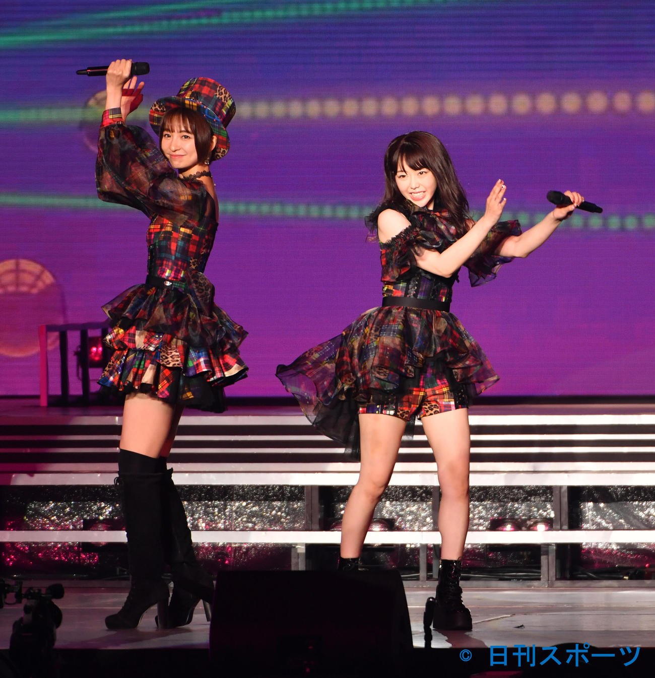 卒業コンサートで歌う篠田麻里子(左)と峯岸みなみ（撮影・柴田隆二）