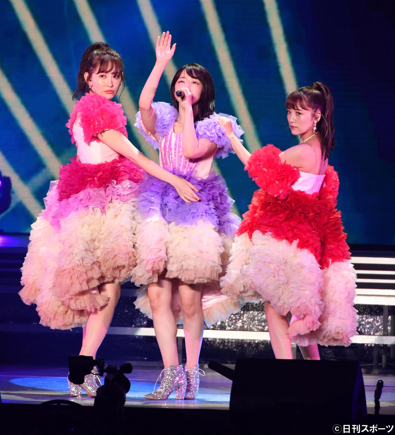 卒業コンサートで歌う左から小嶋陽菜、峯岸みなみ、高橋みなみ（撮影・柴田隆二）
