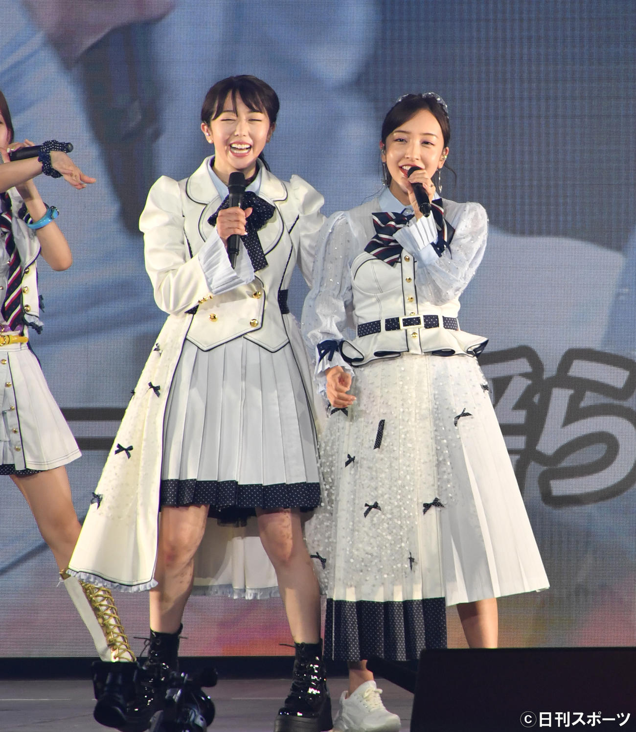 卒業コンサートで歌う峯岸みなみ(左)と板野友美（撮影・柴田隆二）