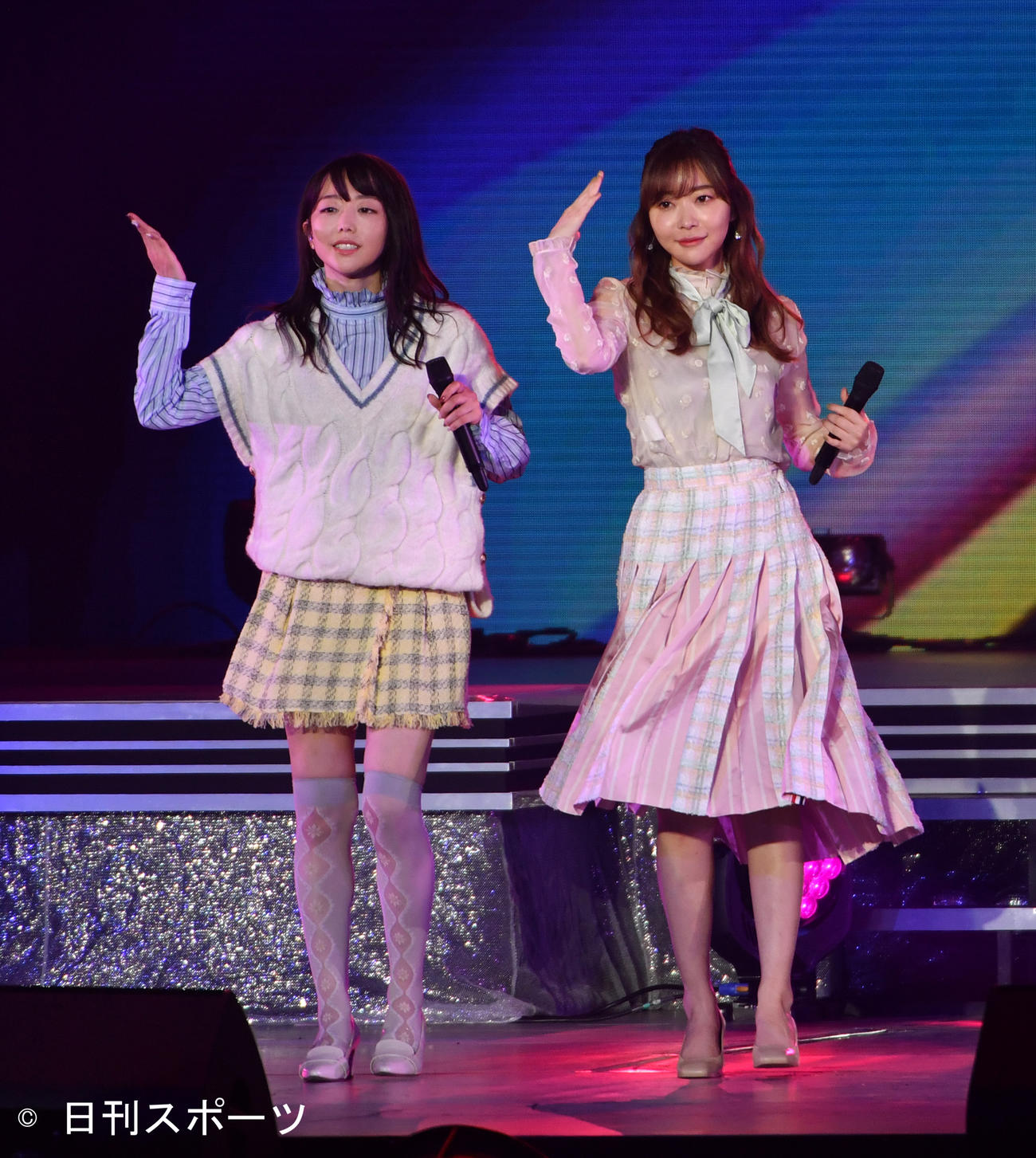卒業コンサートで歌う峯岸みなみ(左)と指原莉乃（撮影・柴田隆二）
