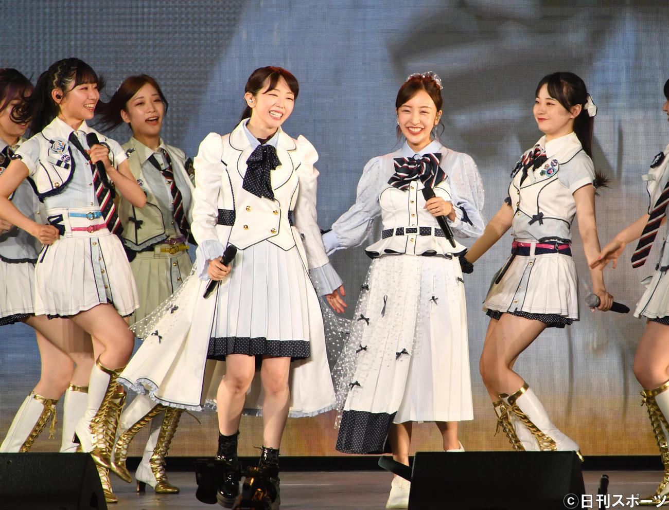 卒業コンサートで歌う峯岸みなみ(中央左)と板野友美(中央右)（撮影・柴田隆二）