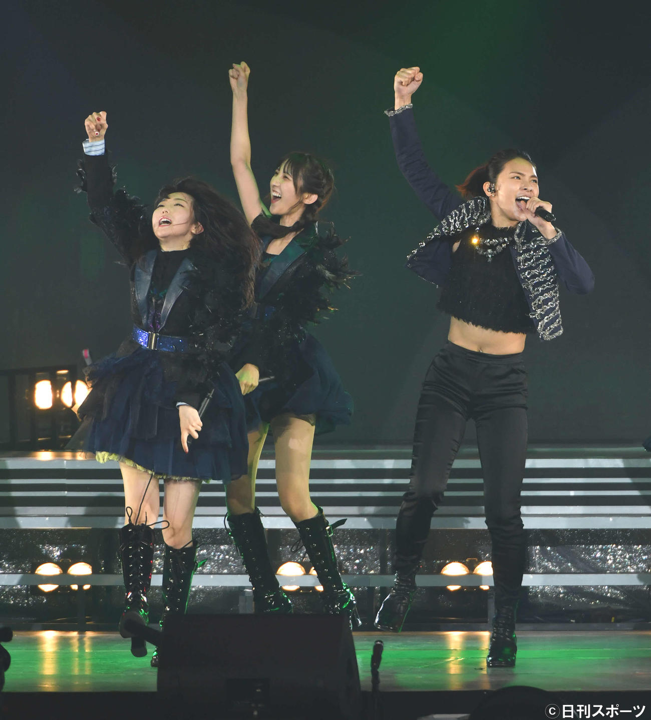 卒業コンサートで歌う峯岸みなみ(左)と秋元才加(右)（撮影・柴田隆二）