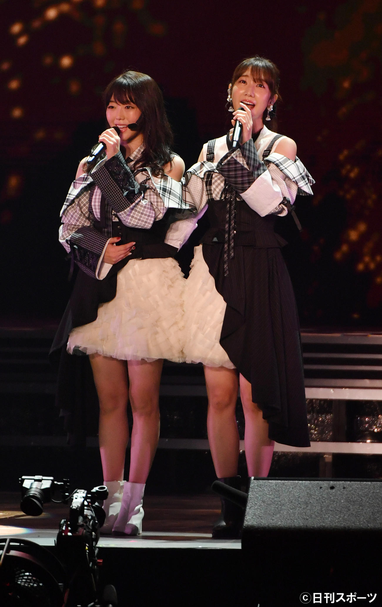 卒業コンサートで歌う峯岸みなみ(左)と柏木由紀（撮影・柴田隆二）