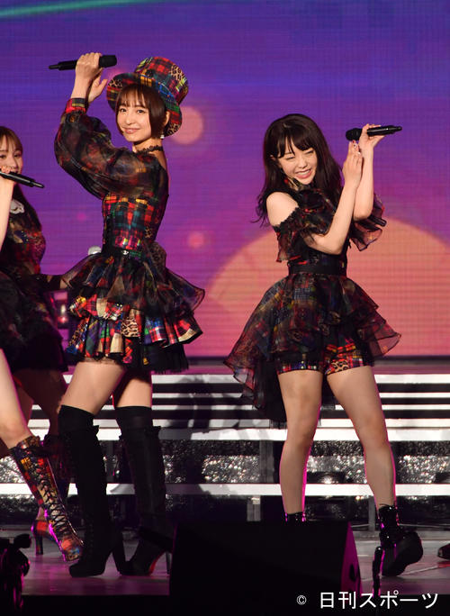 卒業コンサートで歌う篠田麻里子(左)と峯岸みなみ（撮影・柴田隆二）