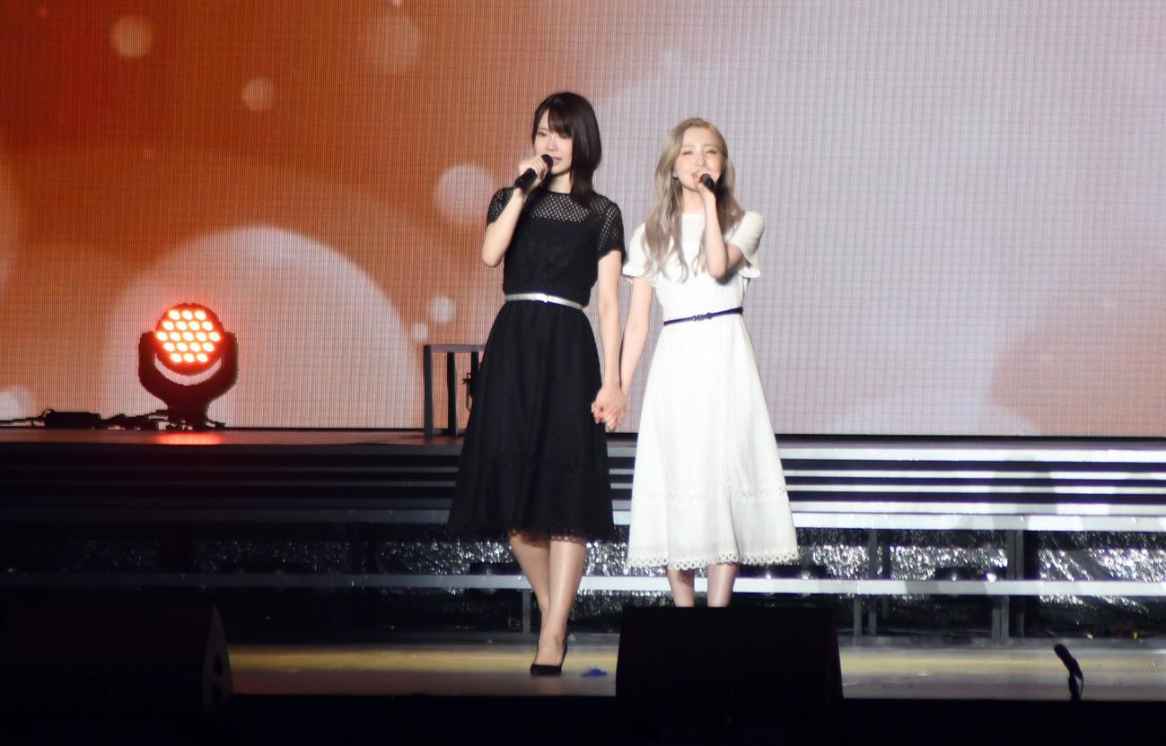 AKB48チーム8の47都道府県ツアー最終公演で「思い出のほとんど」を歌う小田えりな（左）と本田仁美（撮影・大友陽平）